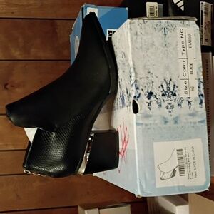 Unbranded black back zipper booties